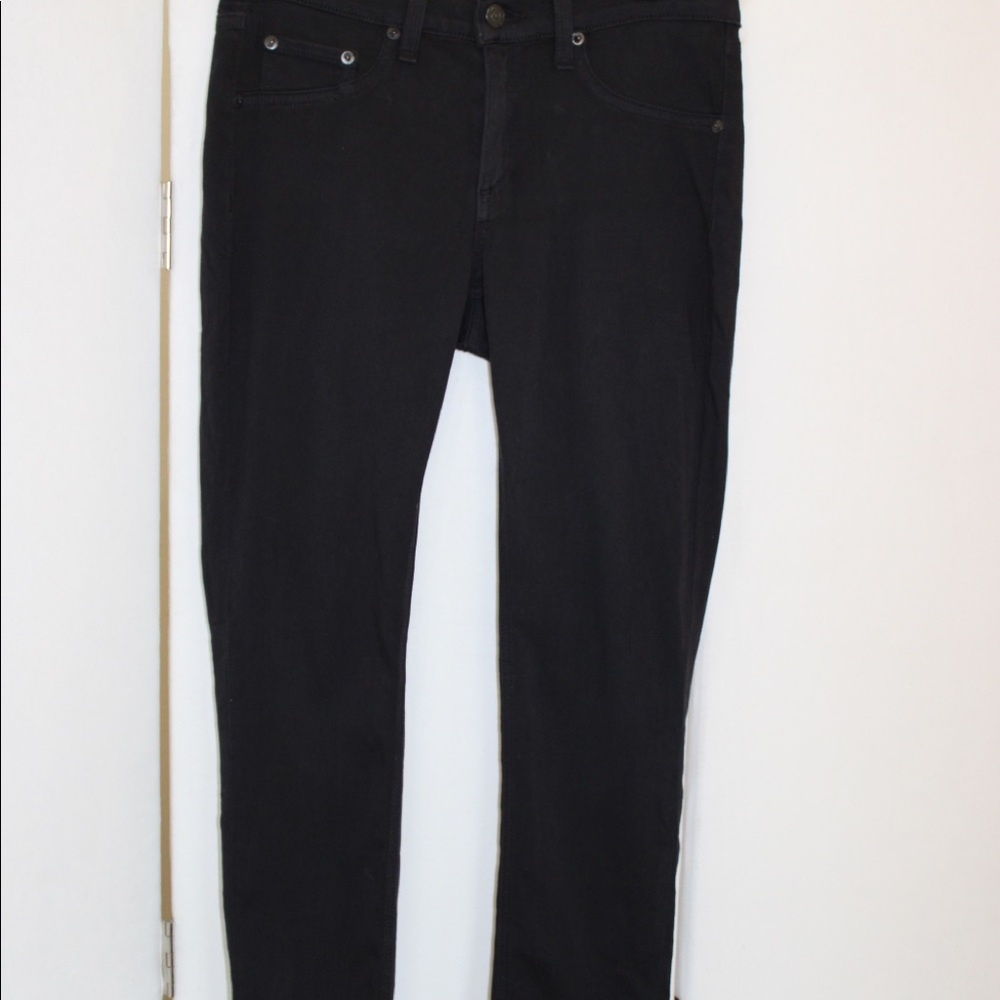 Rag & Bone mid-rise, skinny jeans made with stretch black denim in size 28!